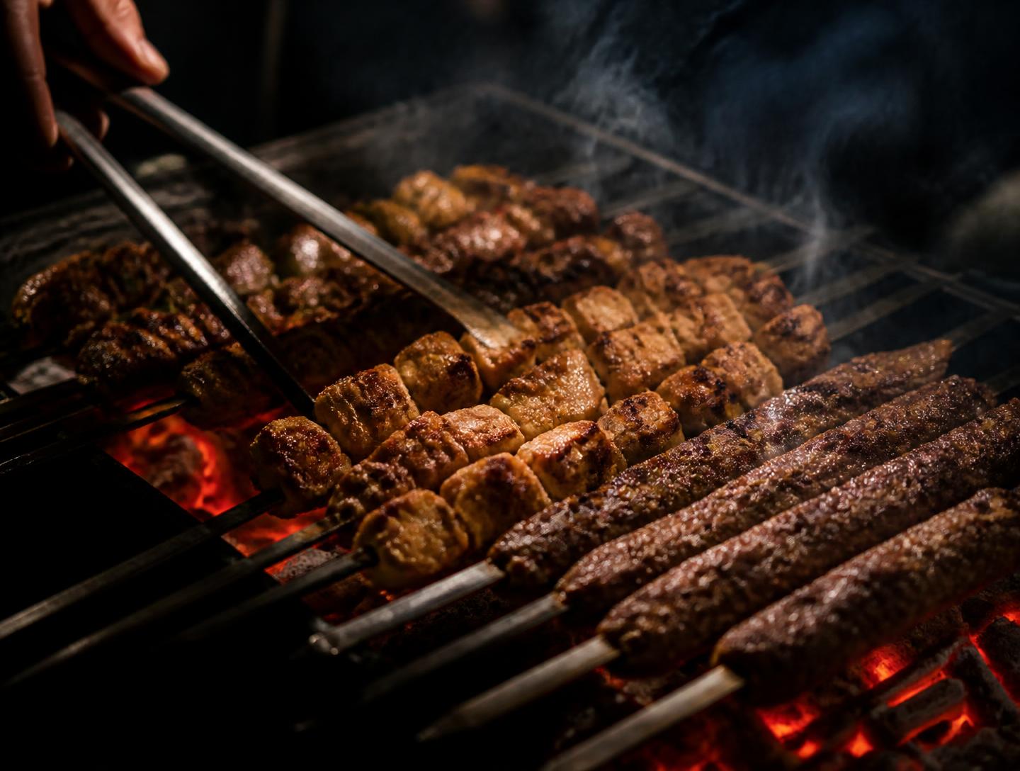 Brochetas libanesas a la brasa sobre carbón