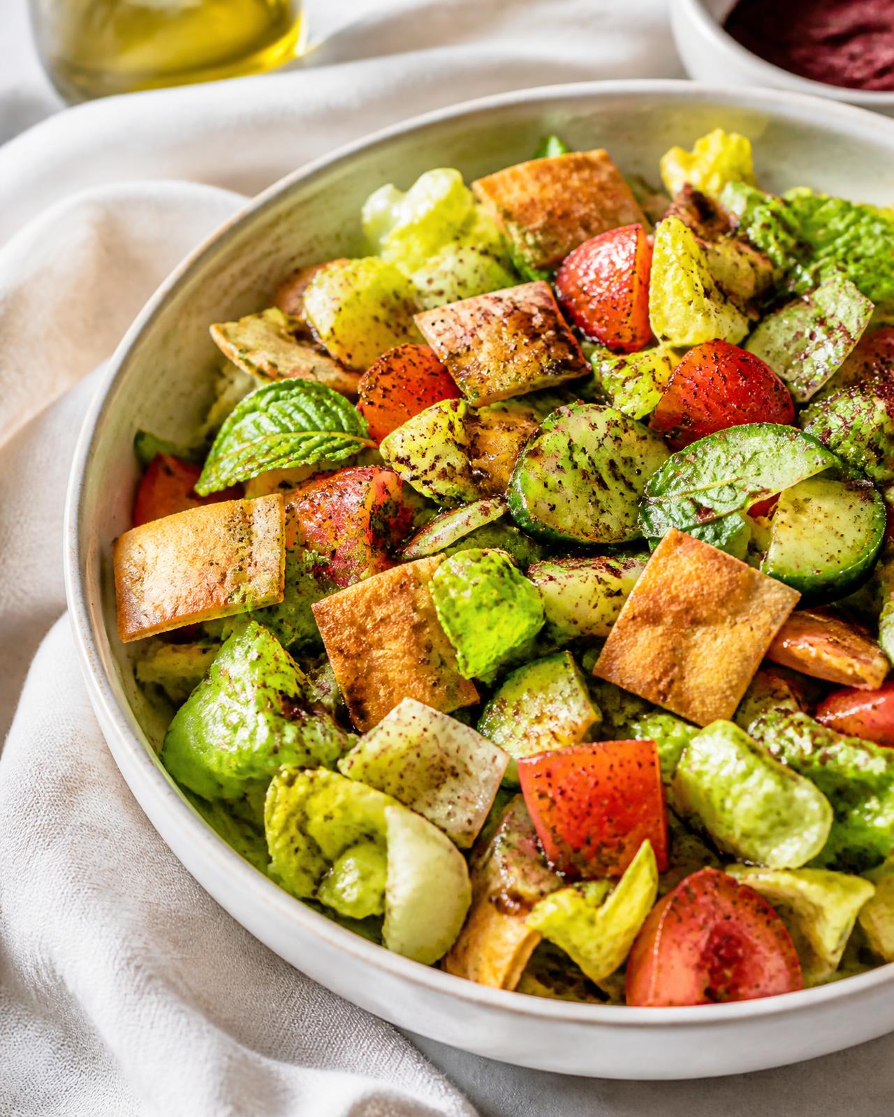 Ensalada fattouch con zumaque y crutones